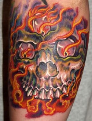 tatouage en forme de tete de mort!!!