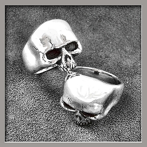 bague en forme de tete de mort!!!