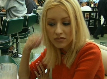 vous pouvez me dire c qui celle la??