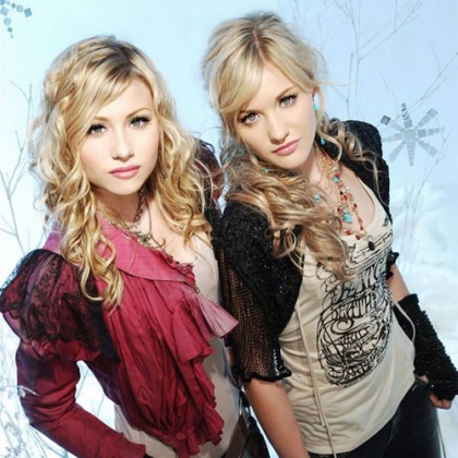 VOICI LES JUMELLES ALY ET AJ TROOOOO BELLLLLLLLLLE !!!!!!!!