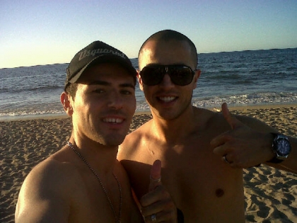 2 canant sur la plage