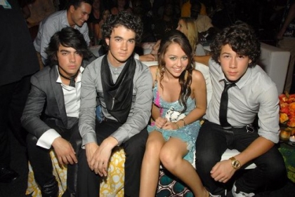 les jonas et miley cyrus