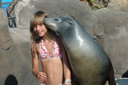 une fille avec un foque 