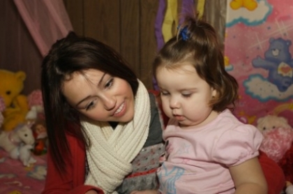 Miley et les b�b� une histoire qui commance ?