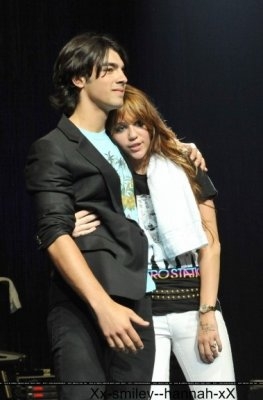 miley et joe jonas il son mignon