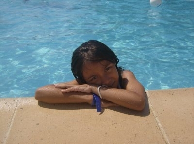 une fille devent une piscine 