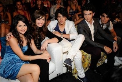 D�mi Lovato, S�l�n� Gomez, les Jonas Brothers......??