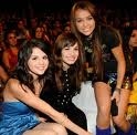 Miley Cyrus , Demi Lovato et Slna Gomez