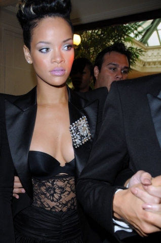 rihanna en robe