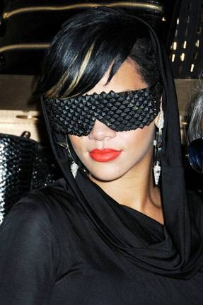rihaana avec les lunette
