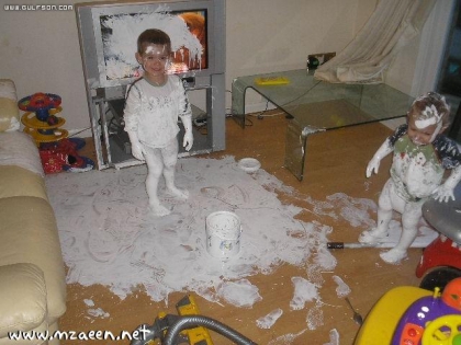 des enfants qui pentte la maisson!!!il pente soit meme