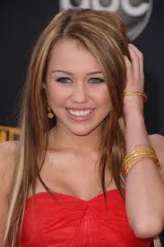 Miley Cyrus Vs Selena Gomez - photo 2