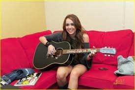miley fait de la guitare