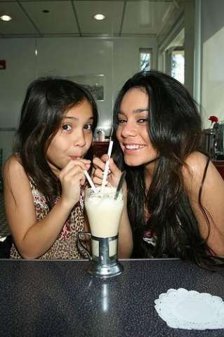 vanessa hudgens et sa soeur (stella hudgens)
