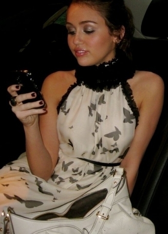 Miley Cyrus et son portable