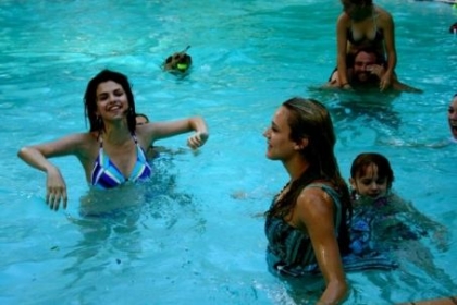 selena a la piscinnes