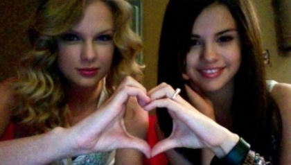 SELENA GOMEZ VS TAYLOR SWIFT : QUI EST LA PLUS BELLE SUR SA POCHETTE D�ALBUM ?