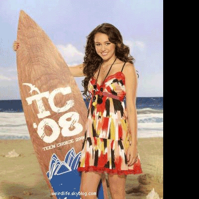 miley avec sa planche de surfff