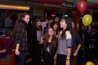 MILEY CYRUS : SES PHOTOS AU STARS AND STRIKES 2011 !
