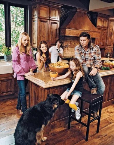 MILEY CYRUS : SON P�RE ANNULE SON DIVORCE !