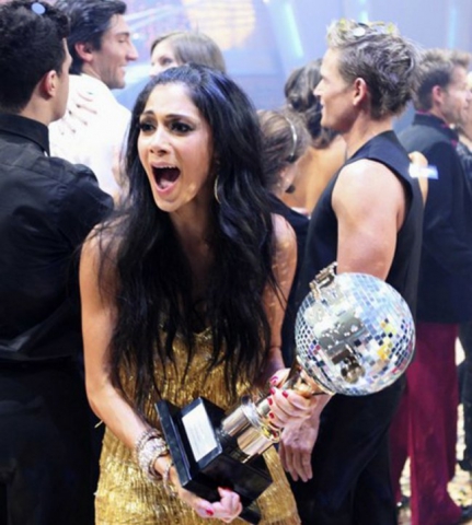 NICOLE SCHERZINGER : ELLE SE L�CHE � LA T�L� DANS 