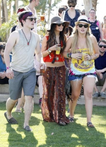 VANESSA HUDGENS : UN LOOK HIPPIE EN COMPAGNIE DE SON PETIT AMI JOSH HUTCHERSON !