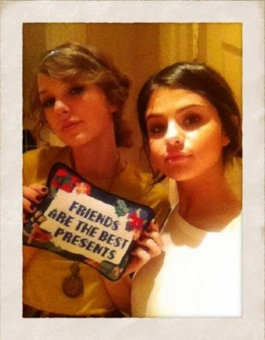 SELENA GOMEZ : AVEC TAYLOR SWIFT, LES MEILLEURES AMIES DU MONDE !