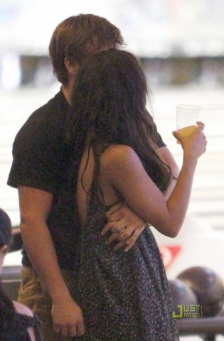 VANESSA HUDGENS : CALIN AVEC JOSH HUTCHERSON