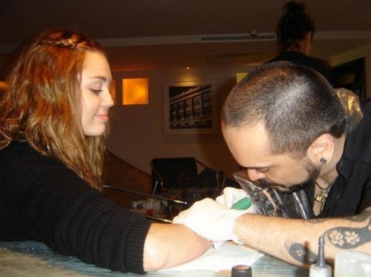 MILEY CYRUS : UN NOUVEAU TATOUAGE � RIO !
