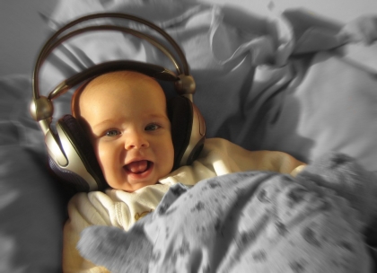bebe qui ecoute de la music