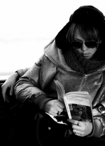 entrein de lire dans le train avecla main de  florian deri�re moi entrein de dormir