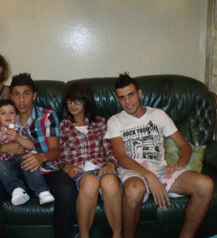 a droite mon once e p�re de mon petit couzin qui � dans les bras de mon toufik