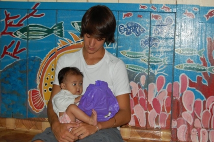 lui avec la petite fille des amie