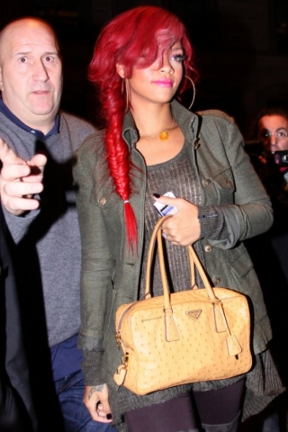 rihannah avec des cheveux rouge