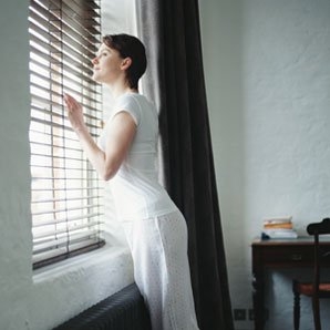 la femme qui regardait par la fenetre.