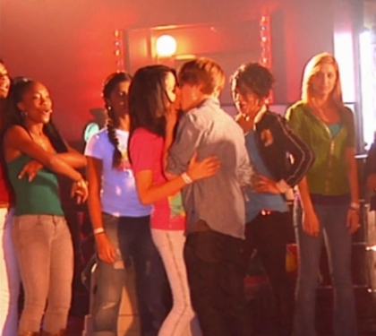 Regardez Selena Gomez et Justin Bieber s'embrassent