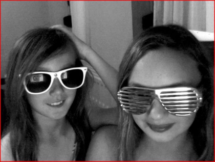 Moie et mon amie moi je suis celle avec les lunettes blanche mon amie avec les lunettes grise raill�