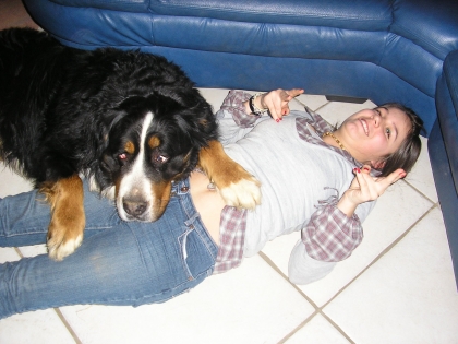 ma soeurs  et mon chien couch� sur elle .