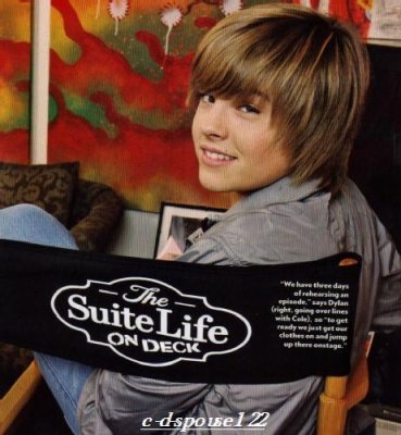 cole  sprous    sur   une    chaise