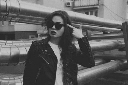 Seule, inconnue, le dos courb, les mains croises.