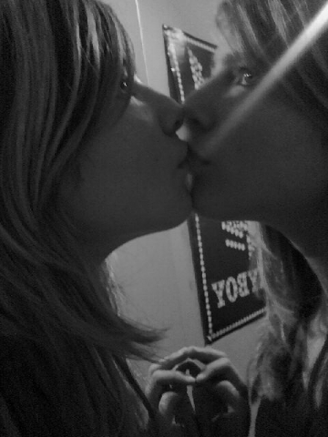 < J'ai t trop souvent due , ne me dis pas que j'ai change s'est juste que tu ne me connaissait pas et maintenant encore moins . S'est comme a . Ne m'en voulez pas si je ne sais plus faire confiance , que voulez-vous ? Je ne veus plus revivre sa