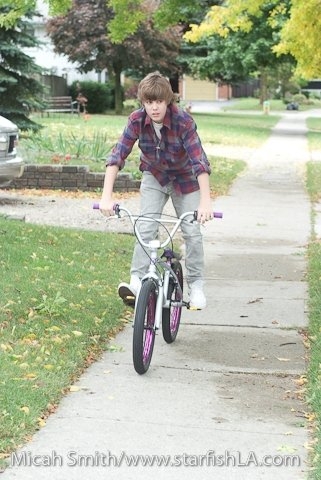 justin sur un v�lo