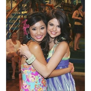 brenda song est selena gomez
