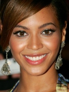 Beyonc� se maquille comment ??
