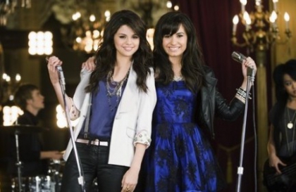 SELENAE GOMEZ  ET DEMIE LOVATO  - photo 2