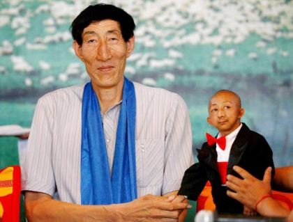 lhomme lun des plus grands du monde rencontre un des plus petit du monde p: