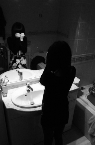 triste dans le toilet