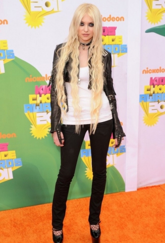 KIDS CHOICE AWARDS 2011 : LES PHOTOS DE TAYLOR MOMSEN