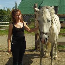 Je vis dans un ranch avec des cheuvaux (5)car mon père adore les cheuvaux il est un cow-boy