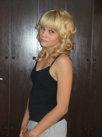 Julie (Meilleure amie de Tania ma soeur)